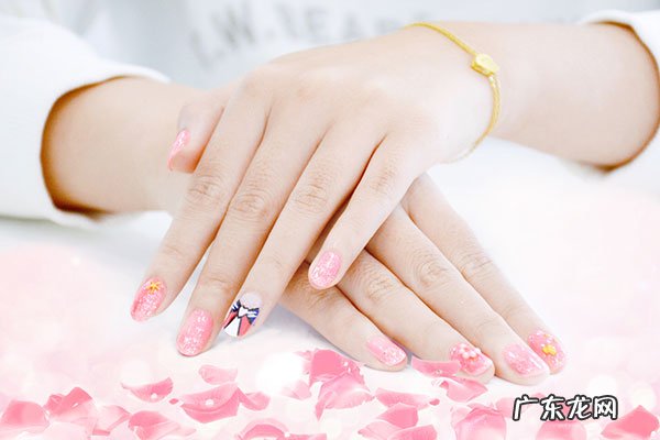 指甲凹凸不平是怎么回事,指甲不平的6大原因