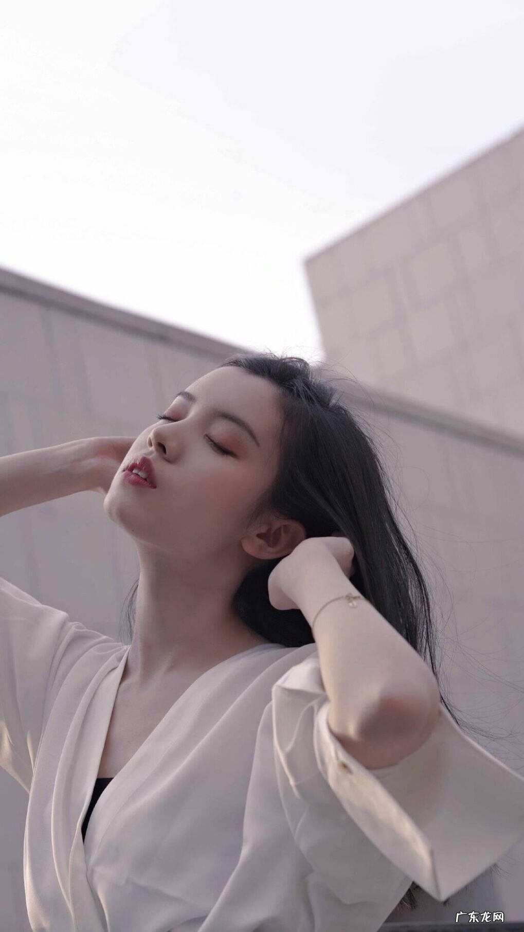 为什么泥地上踏自行车很费力 ?