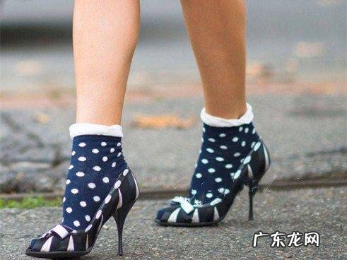 凉鞋配袜子这么土的搭配，怎么搭能变时髦精？