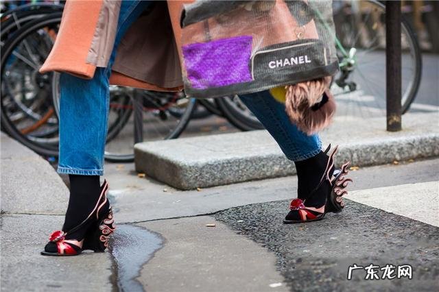 凉鞋配袜子这么土的搭配，怎么搭能变时髦精？