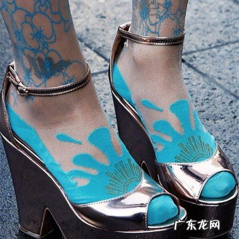 凉鞋配袜子这么土的搭配，怎么搭能变时髦精？