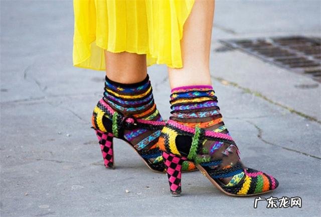 凉鞋配袜子这么土的搭配，怎么搭能变时髦精？