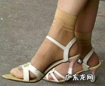 凉鞋配袜子这么土的搭配，怎么搭能变时髦精？