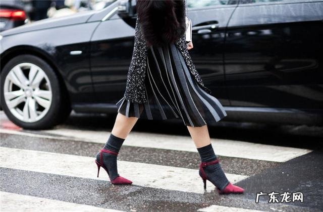 凉鞋配袜子这么土的搭配,怎么搭能变时髦精?
