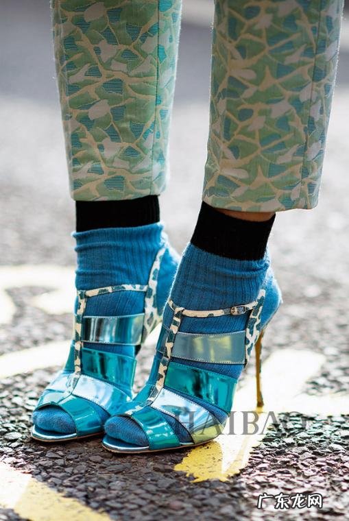 凉鞋配袜子这么土的搭配，怎么搭能变时髦精？