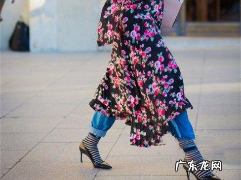 凉鞋配袜子这么土的搭配，怎么搭能变时髦精？