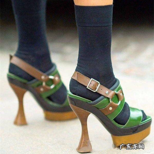 凉鞋配袜子这么土的搭配，怎么搭能变时髦精？