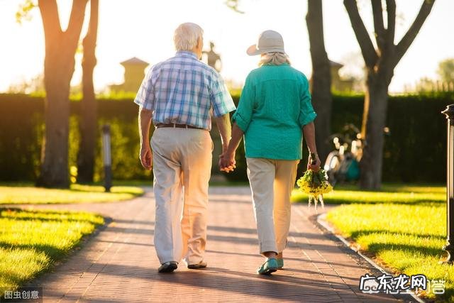 你觉得老太太跳广场舞真的是为了健身吗?