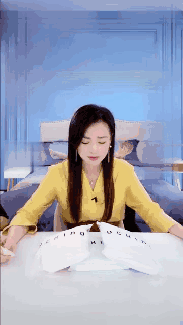 张庭直播间哭诉不容易,拥有40亿存货的她,到底多有钱?