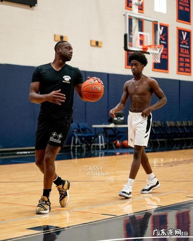 能否提供有关于50岁的男士用哑铃为主要器械健身的细详方案?