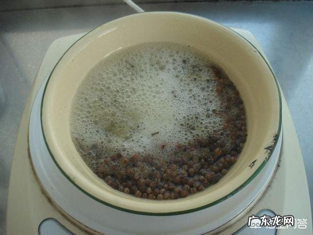 艾叶花椒大葱姜水洗浴有什么功效 花椒、鲜姜、艾叶可以zhi疗什么?