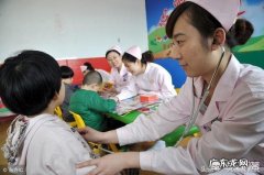 怎样发现自闭症的早期症状呢？怎样zhi疗自闭症？