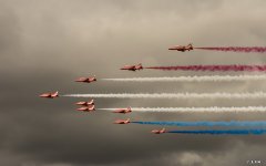 对面有一个少妇，总是跟我套近乎，怎么办？