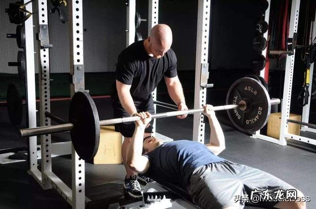 男生173cm，68kg，减脂和增肌哪个优先？