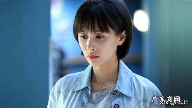 王子文高铁踩桌板是否应该被谴责