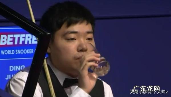 斯诺克球员为什么要一直喝水?