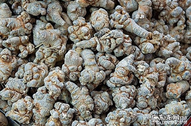 脸上长斑服生三七粉好还是熟三七粉好？