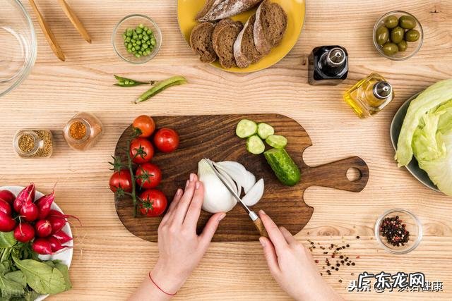 25岁女生应该吃什么来保养皮肤和身体？ 25岁女性吃什么保养品