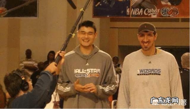 在体坛哪些人跟姚明合影,能在身高体型上占到优势