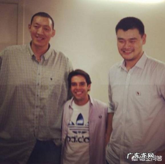 在体坛哪些人跟姚明合影,能在身高体型上占到优势