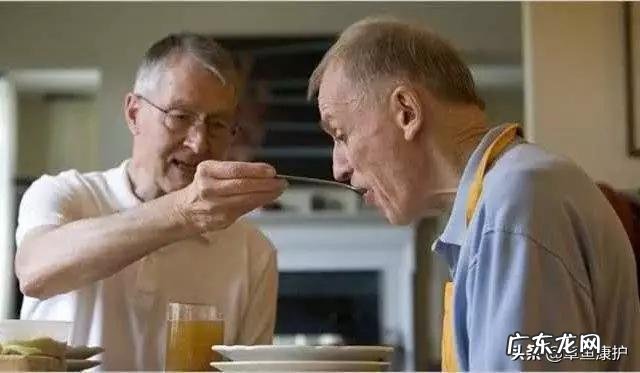 脑梗死病人饮食哪些不能吃 脑梗死这个病人如何饮食应该多注意些什么不能吃什么样的食物?