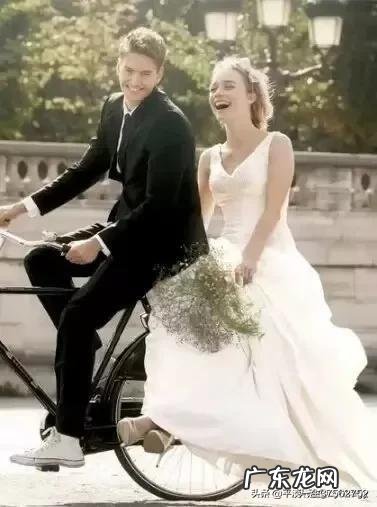 马克龙夫人手缠绷带出席活动,引发关注,这是怎么回事?