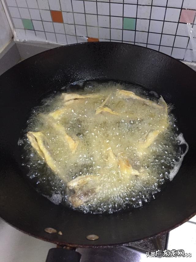 外面有面粉裹着的 请问怎么做炸鱼，又香，刺又脆。