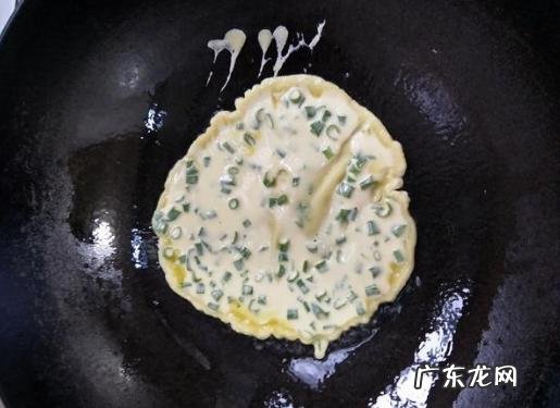 外面有面粉裹着的 请问怎么做炸鱼，又香，刺又脆。