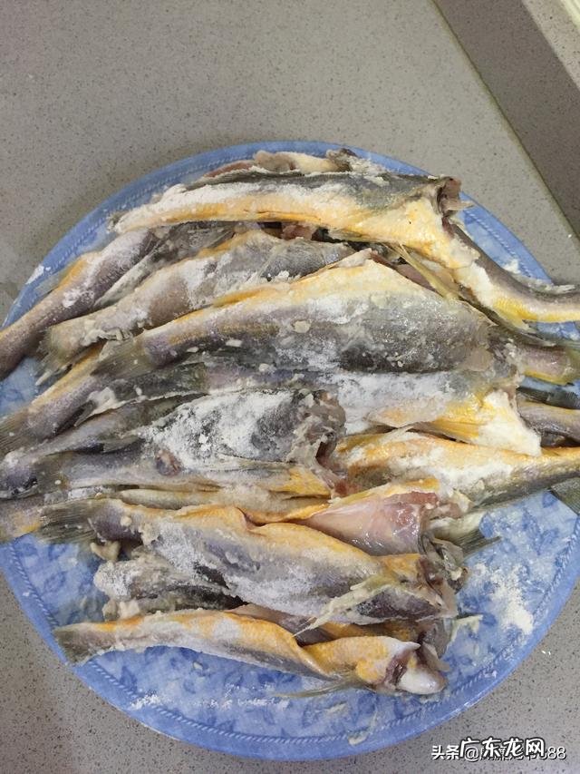 外面有面粉裹着的 请问怎么做炸鱼，又香，刺又脆。