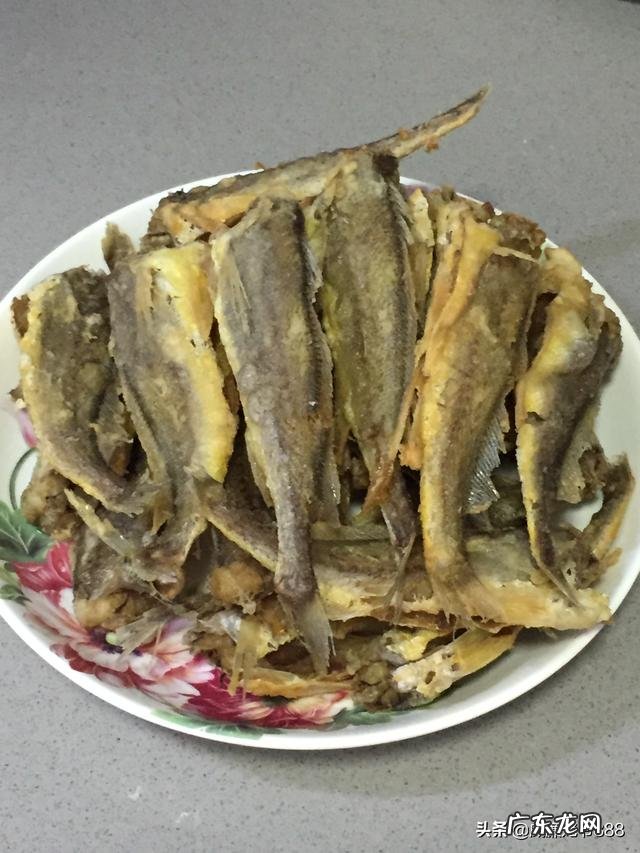 外面有面粉裹着的 请问怎么做炸鱼，又香，刺又脆。