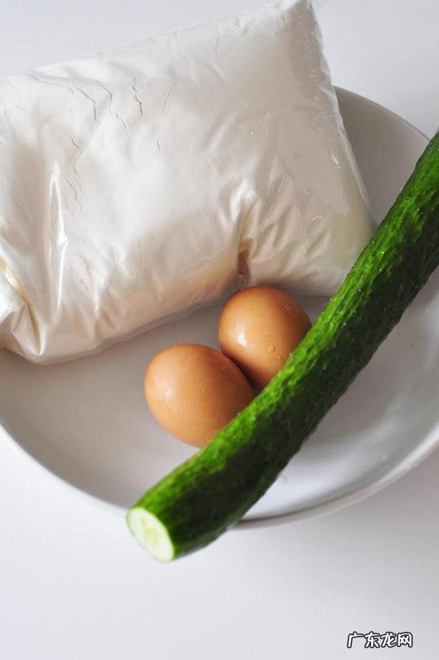 外面有面粉裹着的 请问怎么做炸鱼，又香，刺又脆。