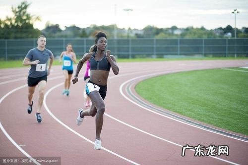 为什么人们在公园遛弯,绝大多数人都逆时针走路?