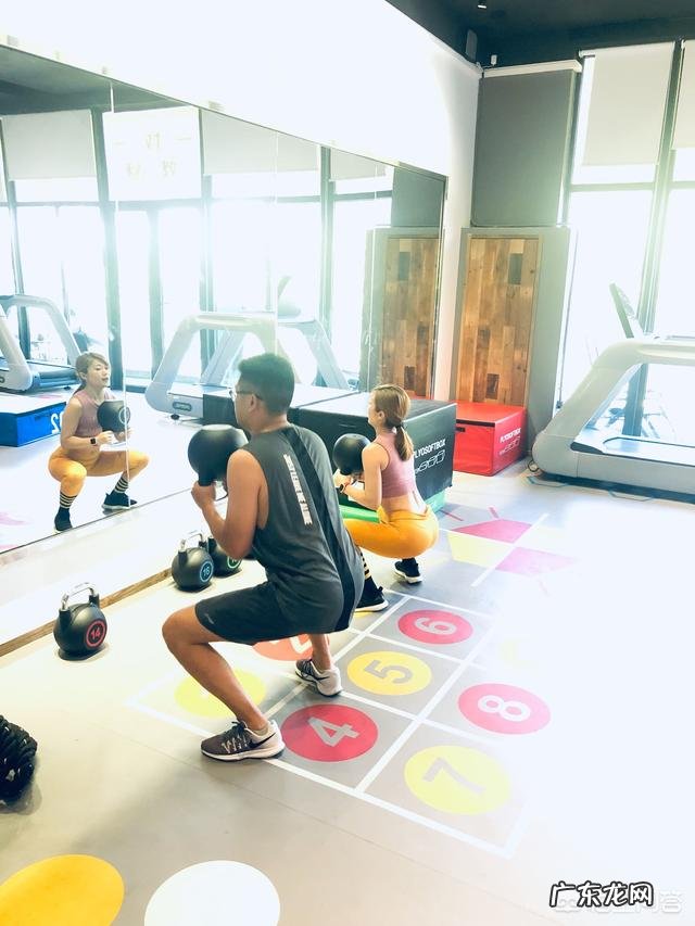 女生去健身房练习哪些器械可以增加臀围?