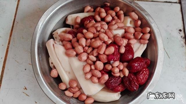 鸡脚汤的做法,莲藕红枣花生鸡脚汤怎么做好?