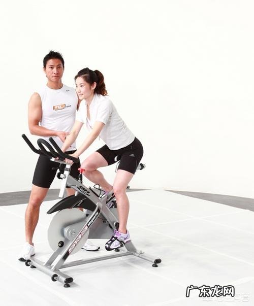 不站起来骑 骑动感单车和快走,哪个对膝盖伤害大?(动感单车和跑步比哪个伤膝盖)