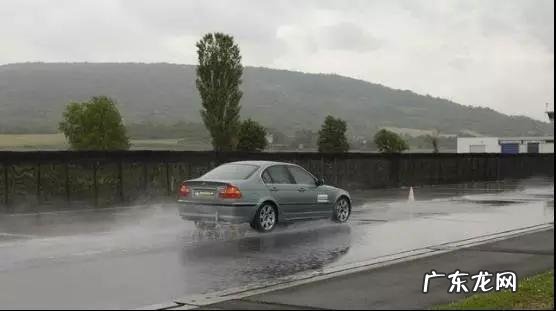 为什么高速转动的车轮看起来会停转或者反转