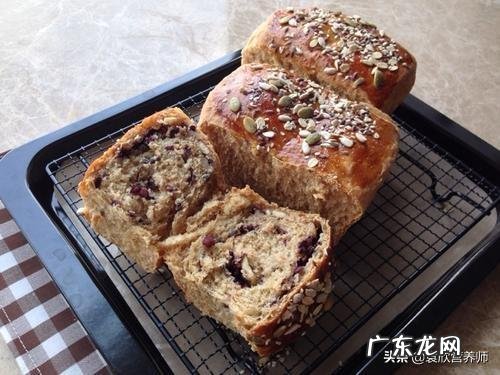 全麦粉可以减肥吃吗 在网上看到黑全麦粉热量低可以减肥,这个可以替代主食吗?