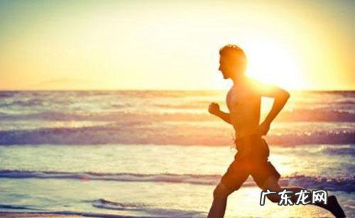 后背长了很多痘痘和黑头,能用粉刺针挤掉吗?如何处理?