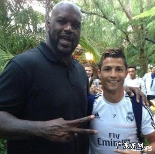 跟奥尼尔合影真的会让自己显娇小吗？