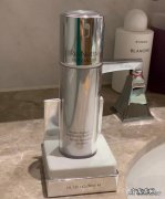 你觉得雅诗兰黛白月光和skll小银瓶哪个好用？