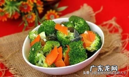 晚饭一盘水煮西兰花和胡萝卜,和一袋纯牛奶营养可以吗,减肥期?