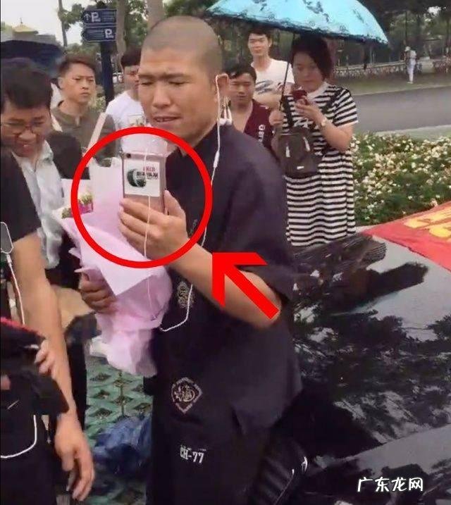 那些徒步的人，真的是走路去嘛？