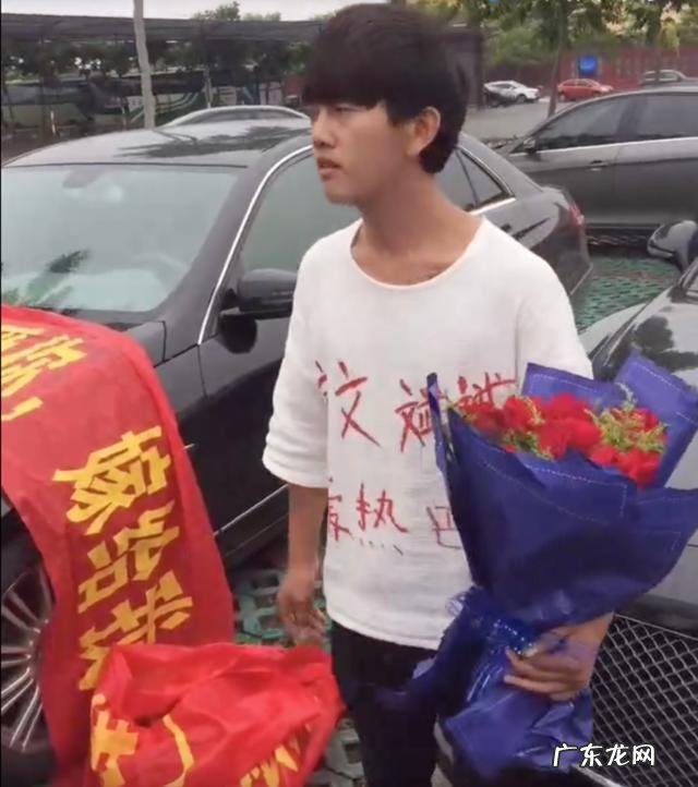 那些徒步的人，真的是走路去嘛？