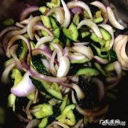 黄瓜洋葱凉拌的做法是什么？