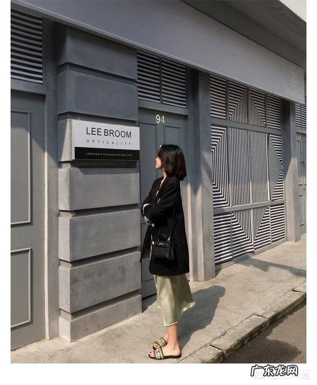 夏天穿短裙，怎样搭配，比较好看呢？