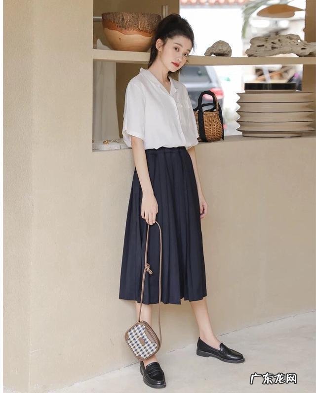 夏天穿短裙，怎样搭配，比较好看呢？