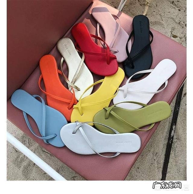 夏天穿短裙，怎样搭配，比较好看呢？