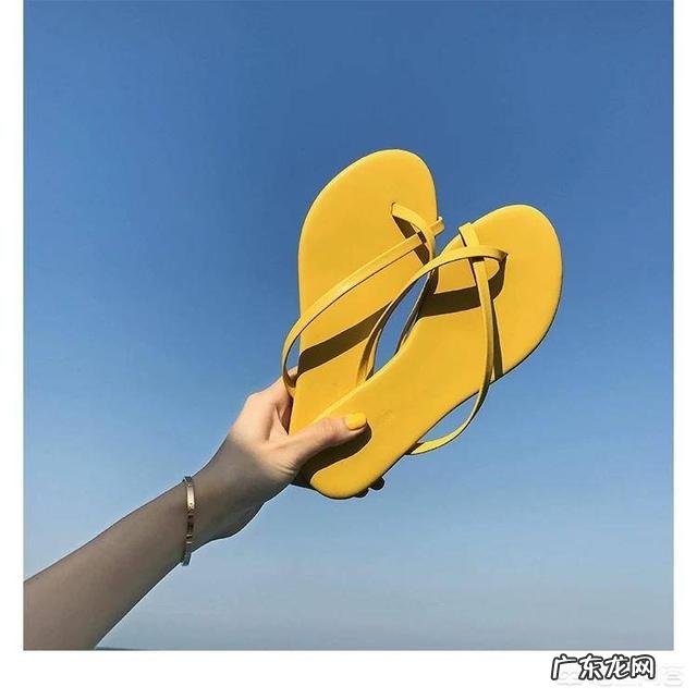 夏天穿短裙，怎样搭配，比较好看呢？