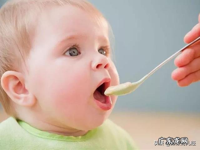 宝宝6个月,添加辅食米粉一吃就吐是什么原因