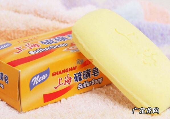 有些人总是在早上起床时发现脸上长痘,是什么原因?